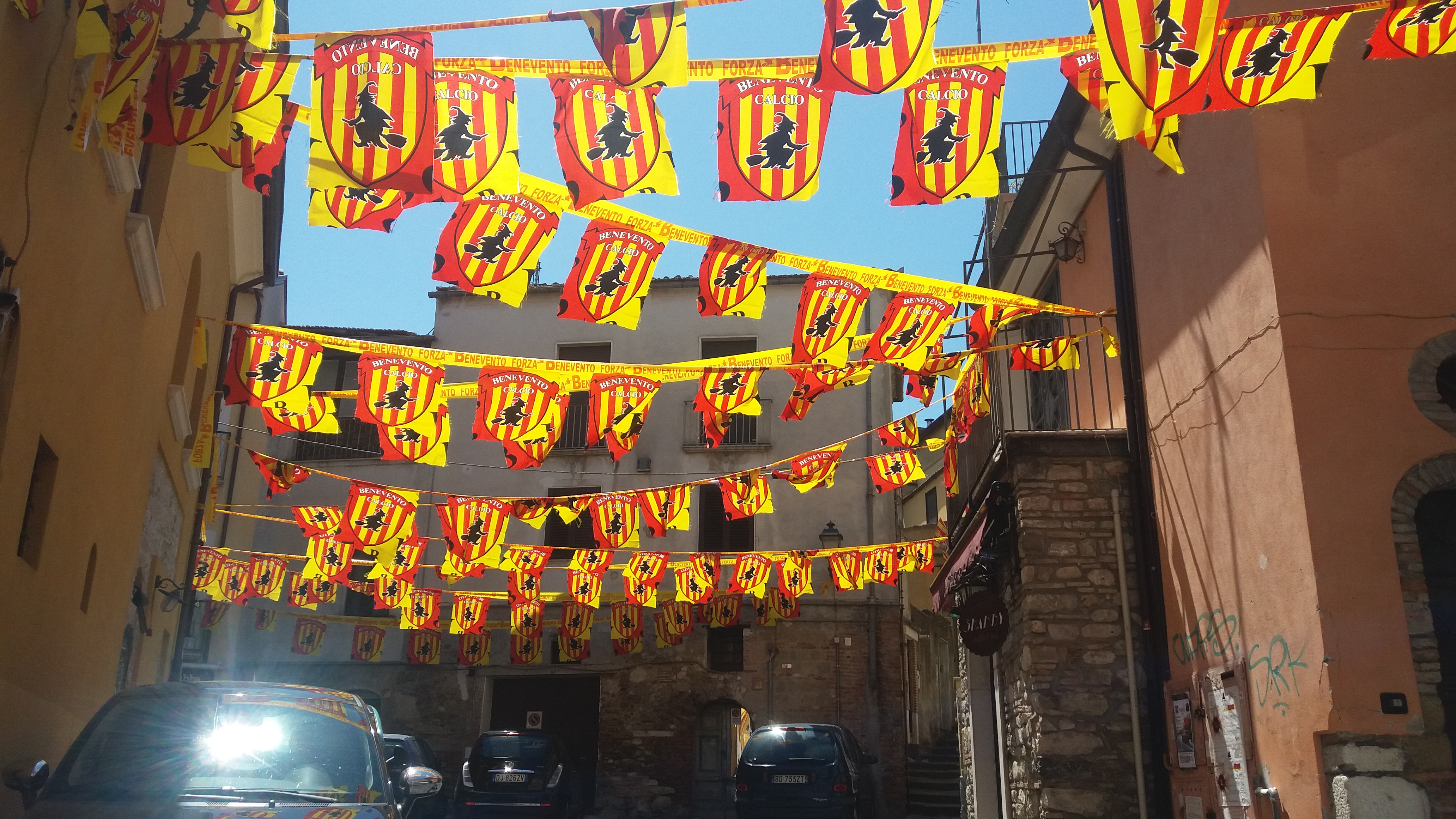 Benevento| Vicoli e Arco di Traiano si colorano di giallorosso