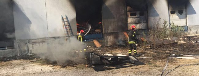 San Salvatore Telesino| Fiamme in un mobilificio/FOTO