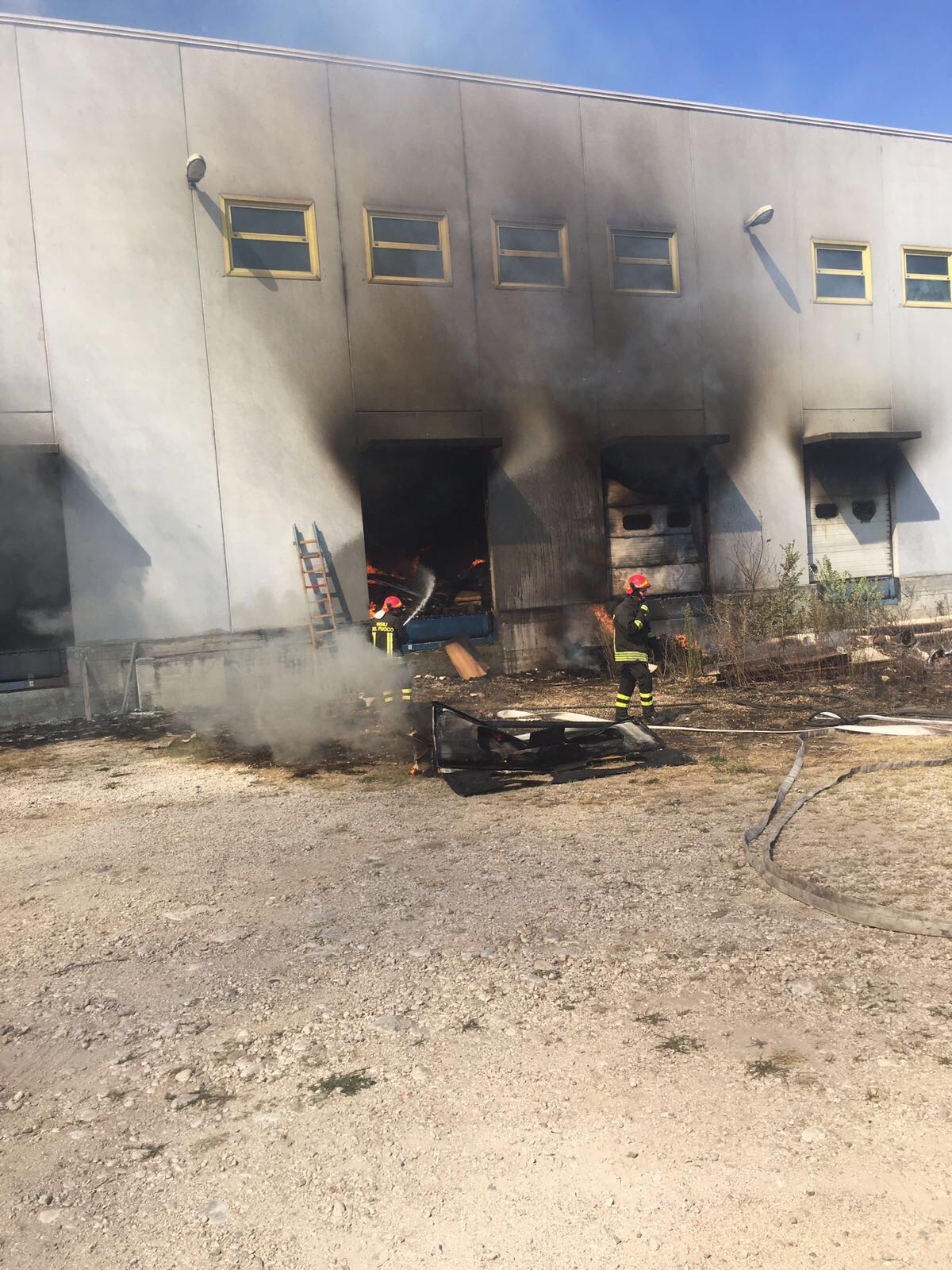 San Salvatore Telesino| Fiamme in un mobilificio/FOTO