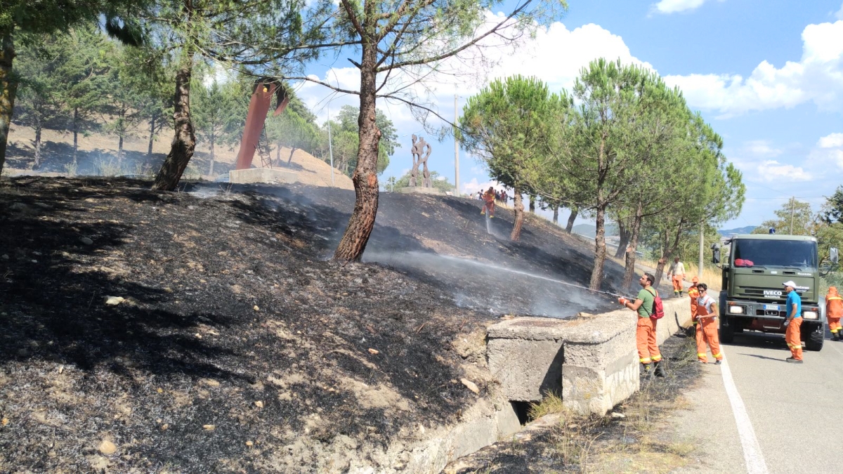 Incendi in Irpinia, fiamme vicino la ferrovia: allarme a Montoro