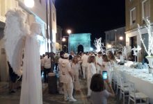 Benevento| Corso Garibaldi diventa un’immensa sala per la Cena in Bianco/FOTO