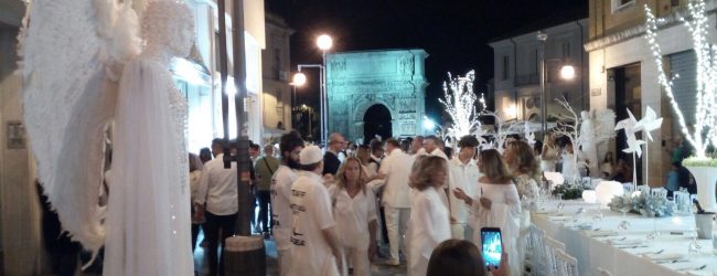Benevento| Corso Garibaldi diventa un’immensa sala per la Cena in Bianco/FOTO
