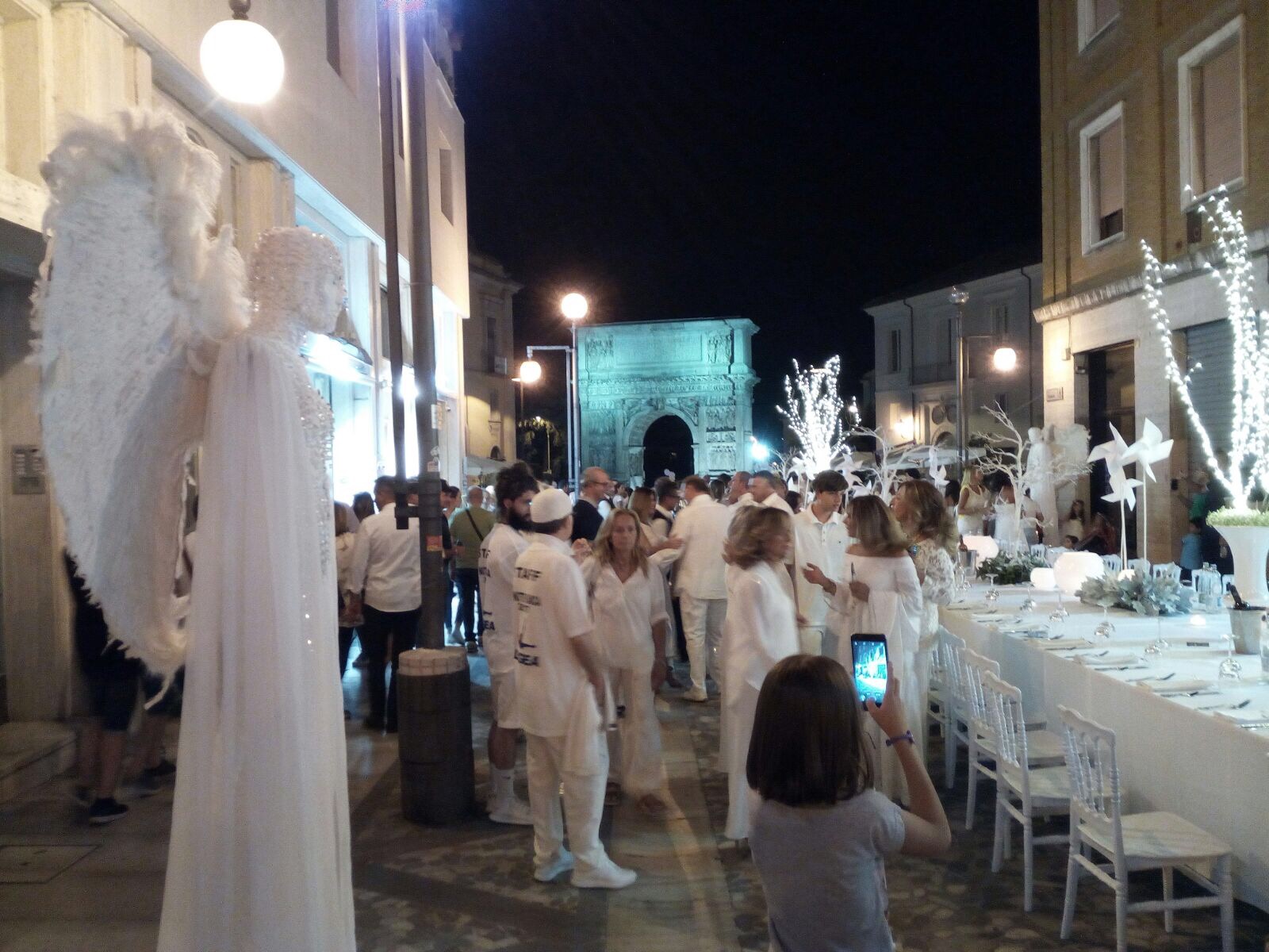 Benevento| Corso Garibaldi diventa un’immensa sala per la Cena in Bianco/FOTO