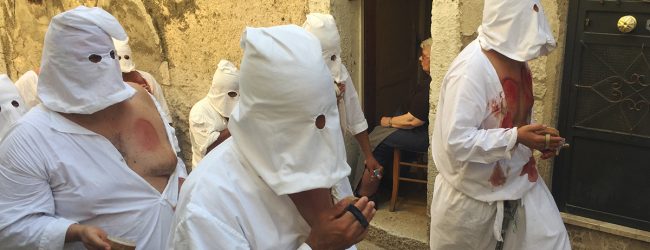 Guardia Sanframondi| I battenti sfilano nella processione generale. L’Assunta torna tra la sua gente