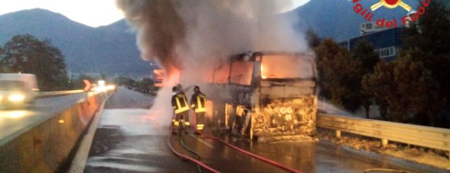 Solofra| Bus in fiamme, 30 musicisti salvi per miracolo sul Raccordo
