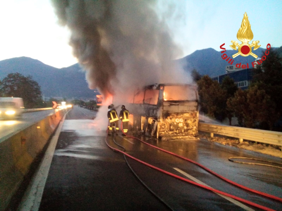 Solofra| Bus in fiamme, 30 musicisti salvi per miracolo sul Raccordo