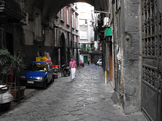 Due beneventane aggredite e derubate a Napoli