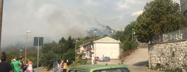 Altavilla Irpina| Fiamme vicino ai binari, sospesa linea Benevento-Avellino