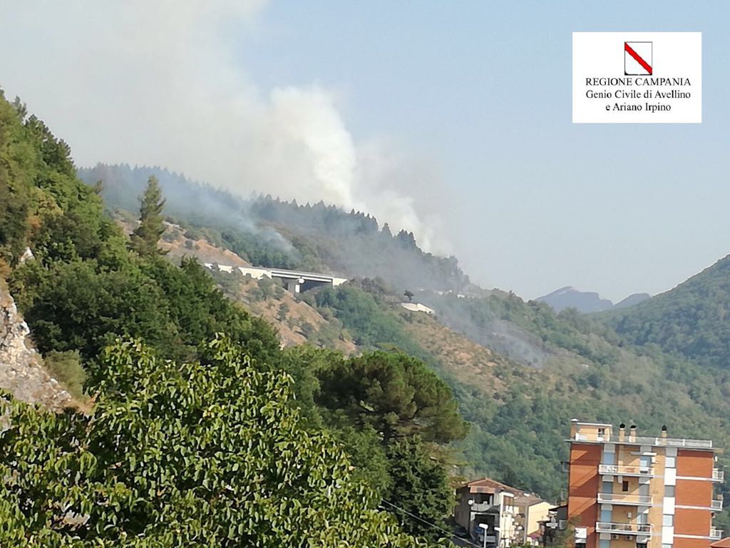18 incendi in Irpinia. Paura sull’Ofantina tra Sorbo e Volturara