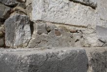 Benevento| Ennesimo atto vandalico alla Rocca dei Rettori: divelta colonna di pietra