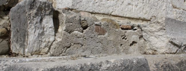 Benevento| Ennesimo atto vandalico alla Rocca dei Rettori: divelta colonna di pietra