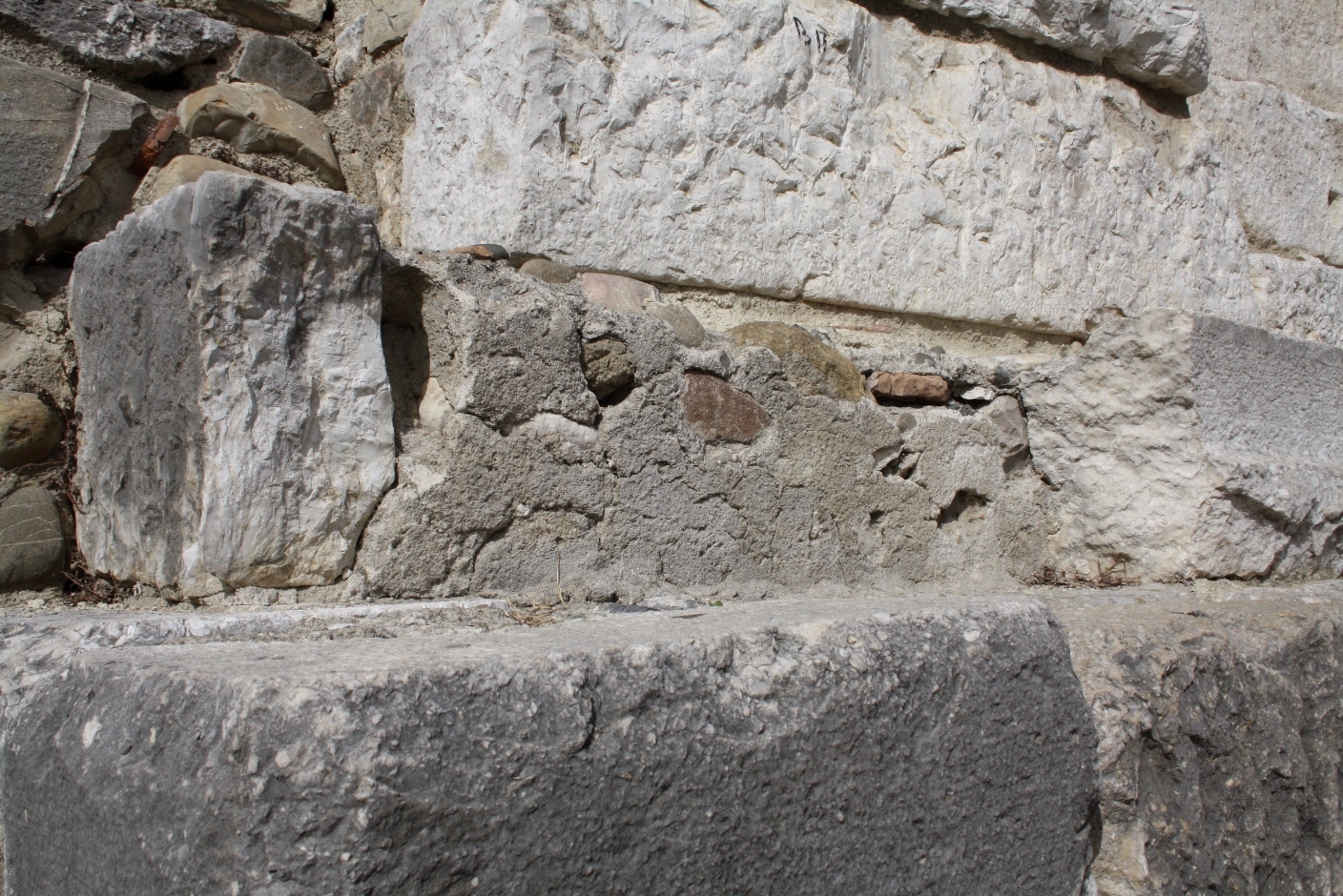 Benevento| Ennesimo atto vandalico alla Rocca dei Rettori: divelta colonna di pietra