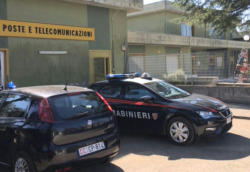 Ariano Irpino| Sfondano la parete di una scuola per rubare alle Poste