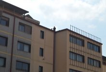 Avellino| Ex parcheggiatori salgono sul tetto: tensione in Comune