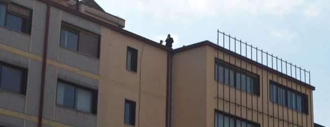Avellino| Ex parcheggiatori salgono sul tetto: tensione in Comune