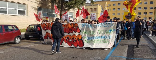 Benevento| #lagenerazioneribelle scende in strada nella giornata dello Studente