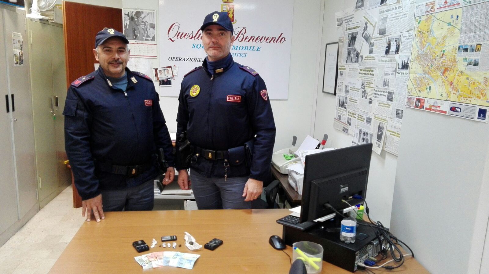 Benevento| Spaccia in casa davanti agli agenti,arrestato pusher