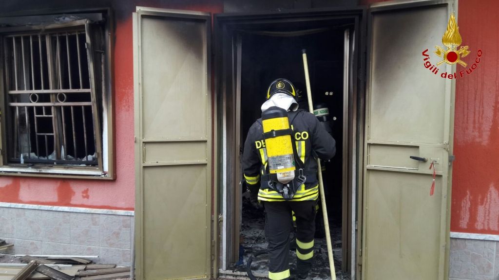 Boato e fiamme a Melito Irpino: arrivano i Vigili del Fuoco/FOTO