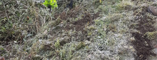 Strade ghiacciate, auto giù nel burrone