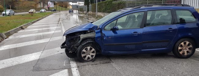Benevento| Auto contro un palo a Via Paolella