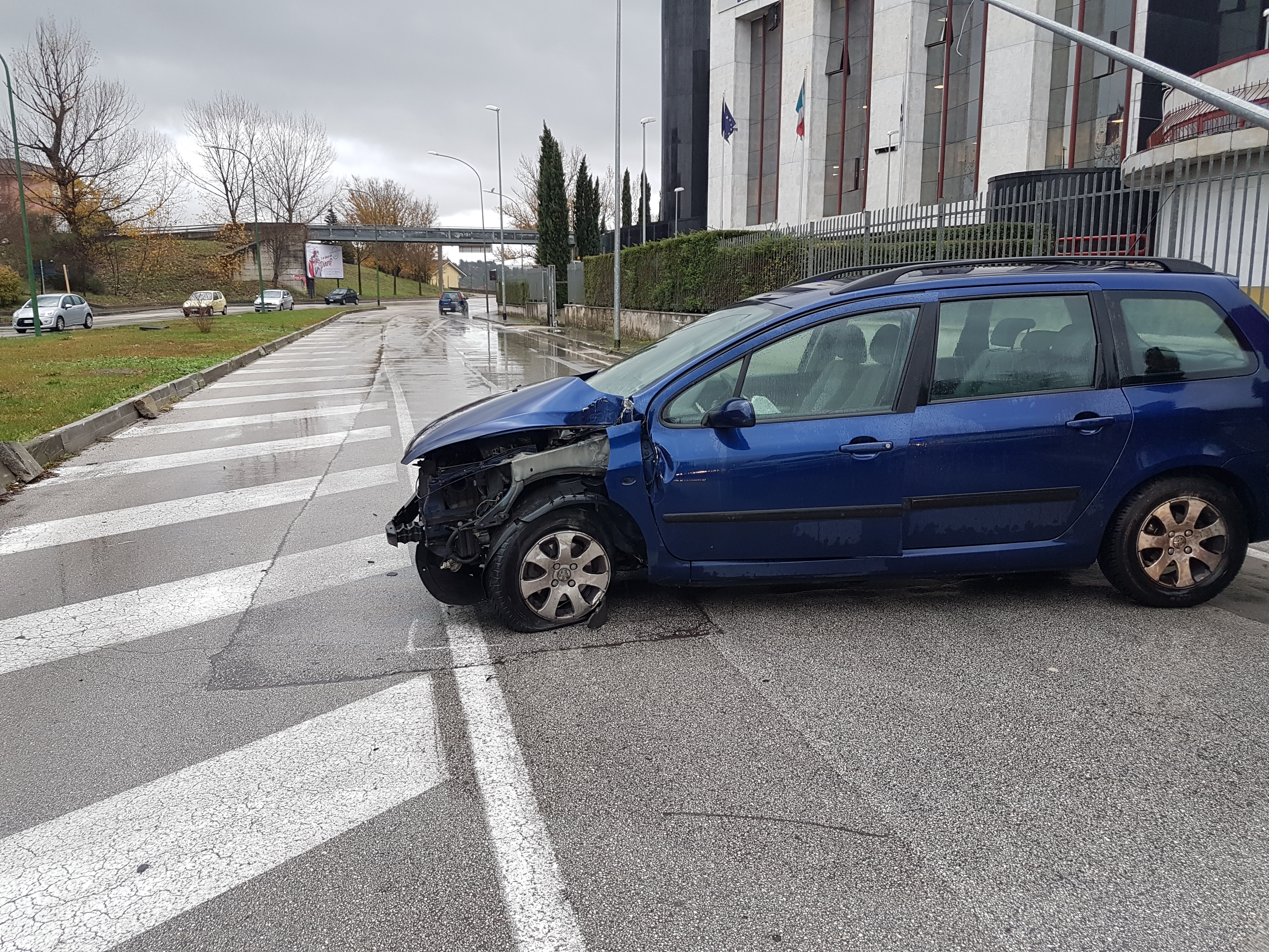 Benevento| Auto contro un palo a Via Paolella