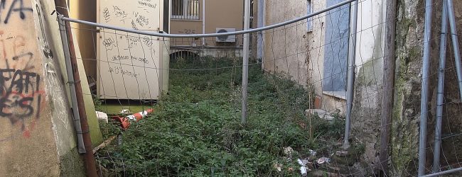Benevento| Via Odofredo, degrado a due passi dal Comune