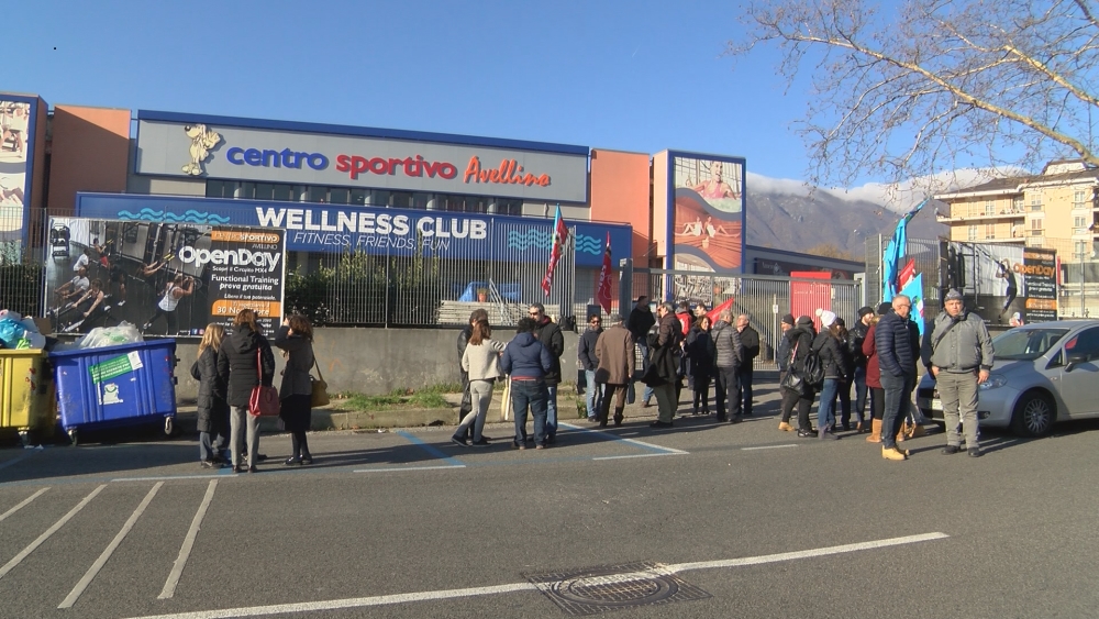 Avellino| Sciopero alla piscina comunale, i lavoratori: pagateci
