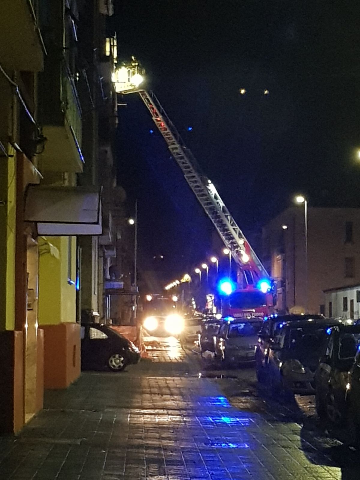 Maltempo,intervento dei vigili del fuoco sul tetto di uno stabile