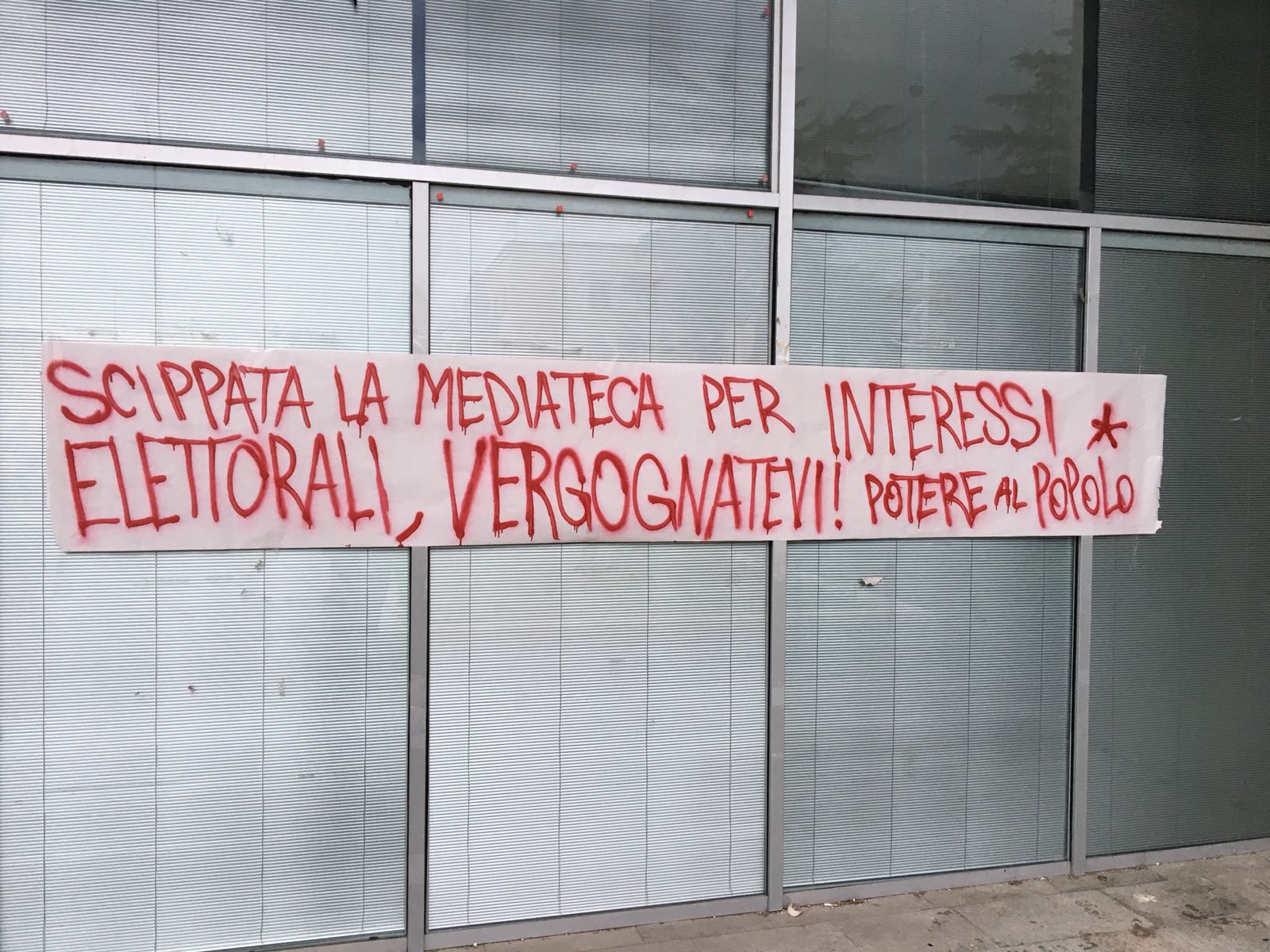 Benevento| Mediateca, affissi manifesti di “Potere al Popolo”
