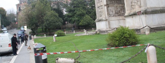 Benevento| Auto sbanda e finisce nei giardini dell’Arco di Traiano|FOTO
