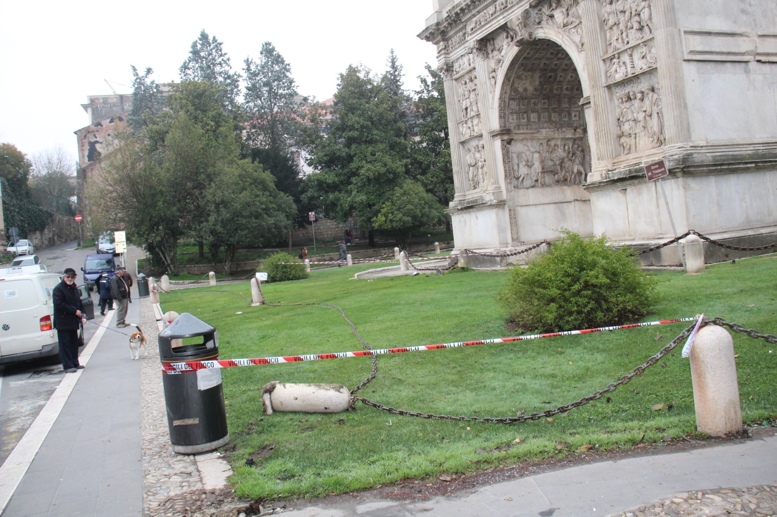 Benevento| Auto sbanda e finisce nei giardini dell’Arco di Traiano|FOTO