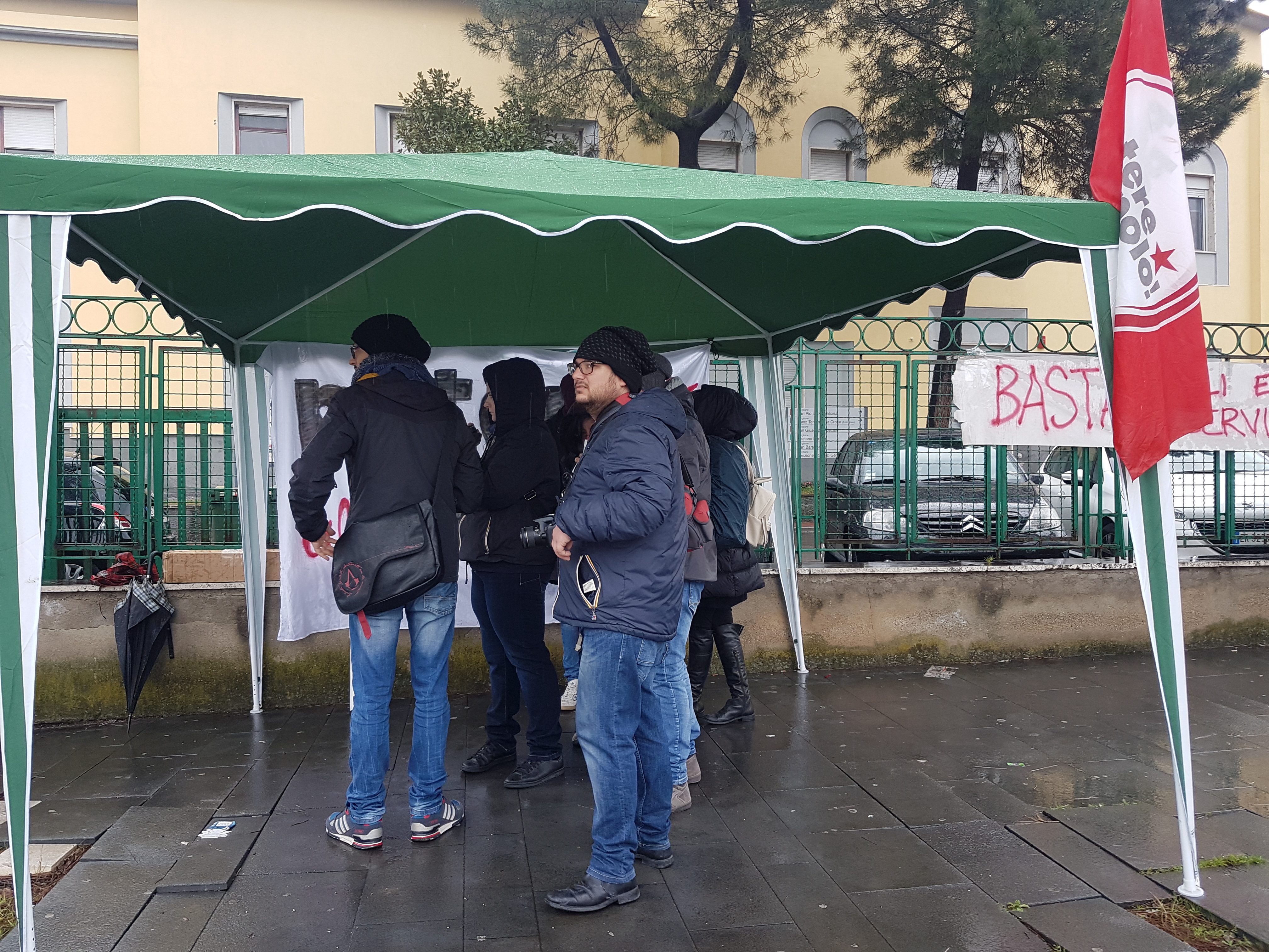 Tagli alla Sanità al Rummo, presidio di “Potere al Popolo”
