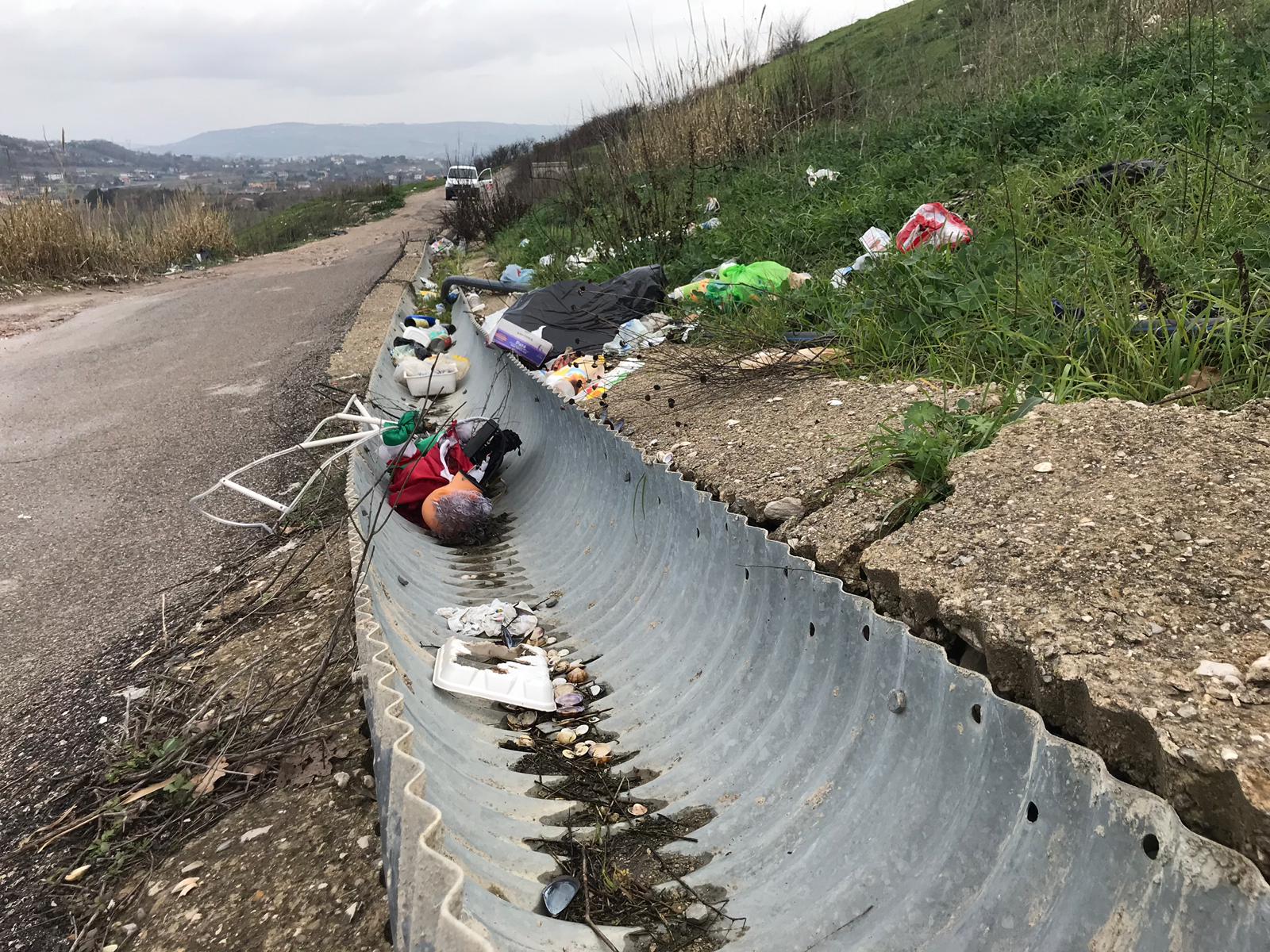 Benevento| Contrada Serretelle, regno di sporcizia e degrado