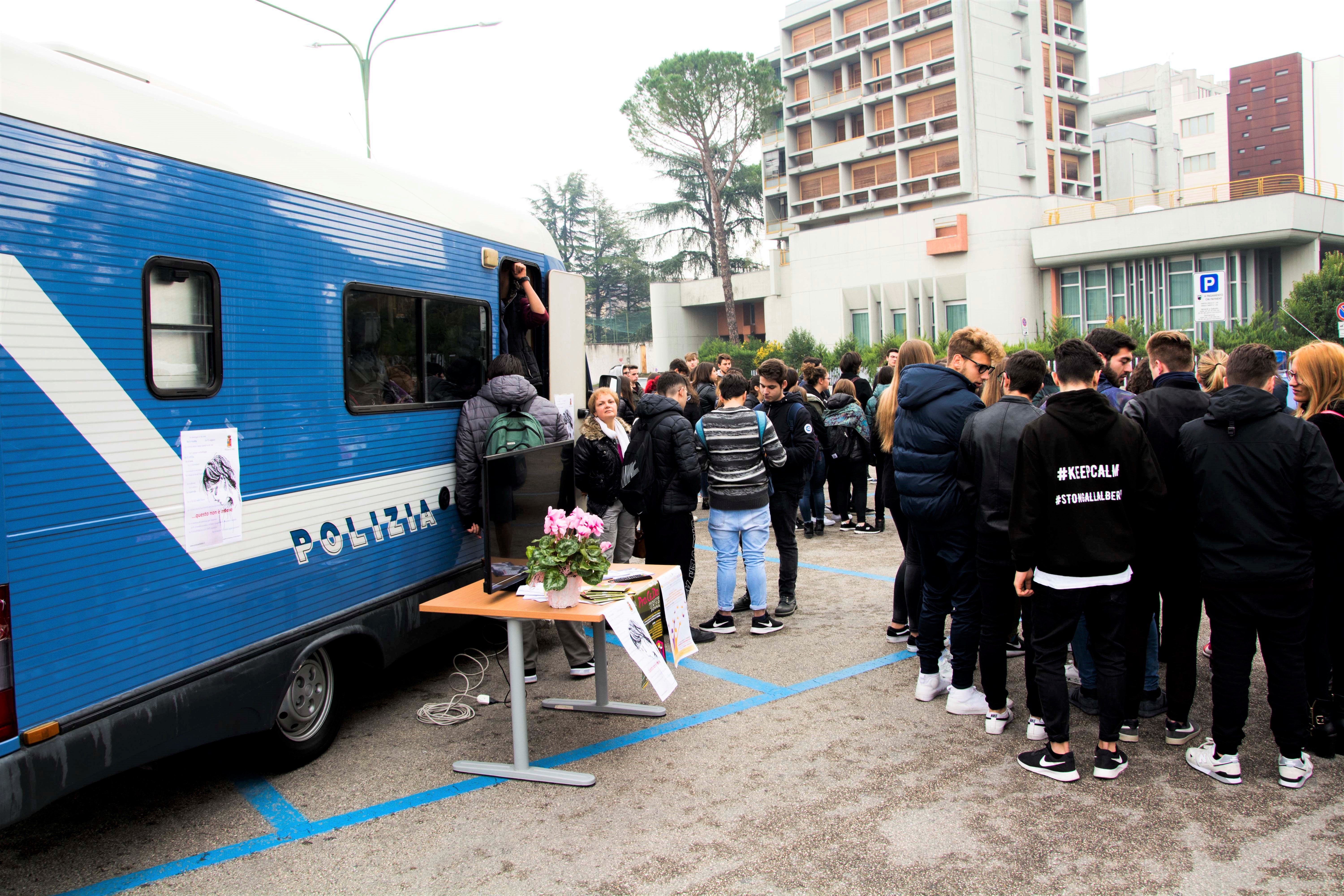 Benevento| Nel giorno di San Valentino il camper di “Questo non è amore”