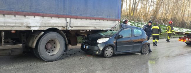 Avellino| Auto si incastra sotto un tir: arrivano i vigili del fuoco