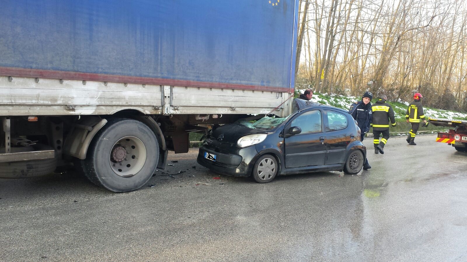 Avellino| Auto si incastra sotto un tir: arrivano i vigili del fuoco