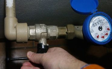 Si allaccia abusivamente alla condotta idrica, denunciato 55enne