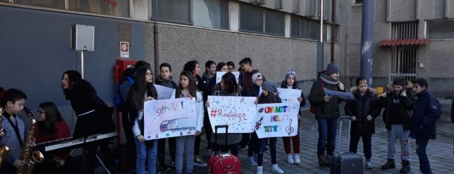 Avellino| Flash mob a Rione Ferrovia per salvare la scuola media
