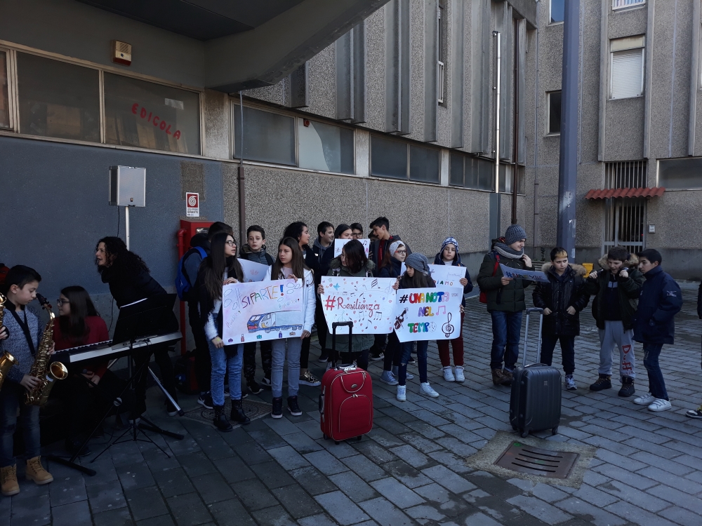 Avellino| Flash mob a Rione Ferrovia per salvare la scuola media
