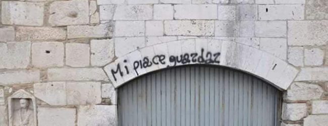 Imbrattato torrione della Rocca, sede Provincia Benevento