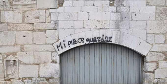 Imbrattato torrione della Rocca, sede Provincia Benevento