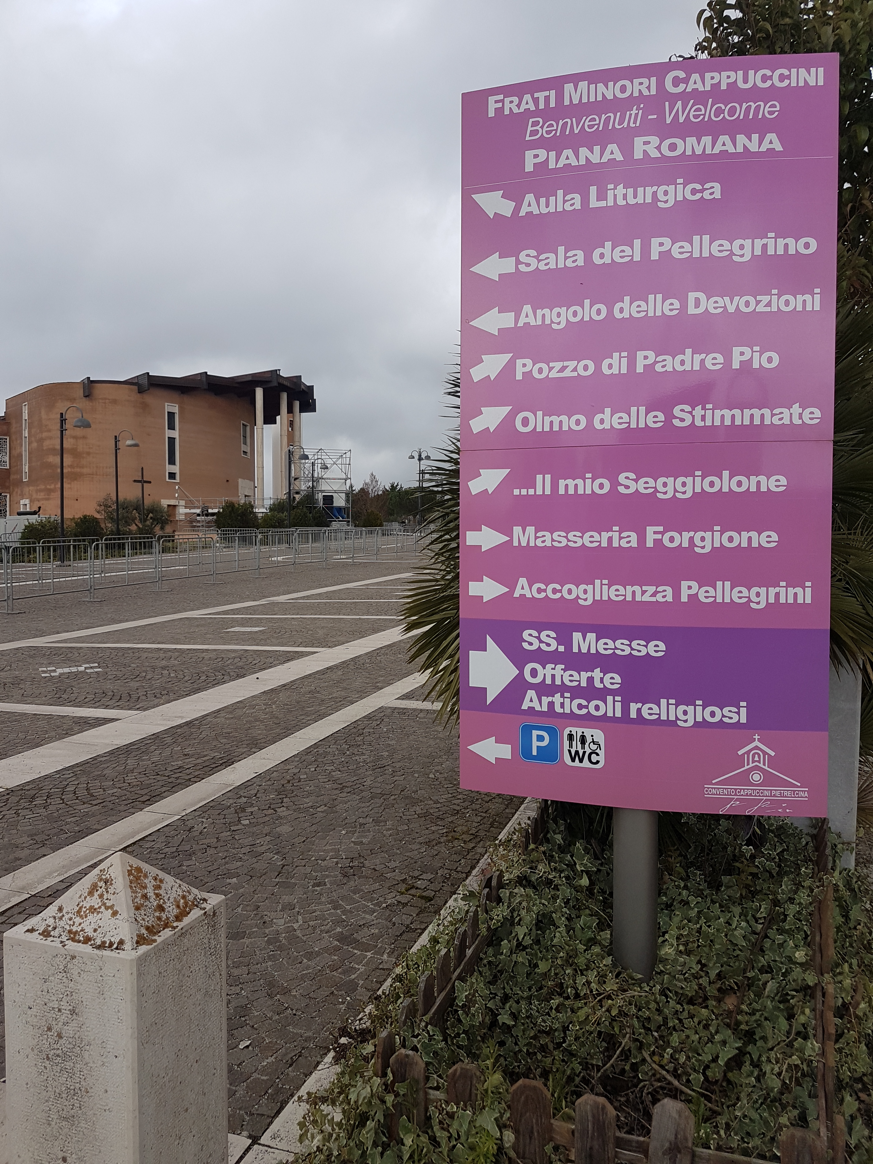 Papa a Pietrelcina: Caritas, tutti in piedi senza privilegi