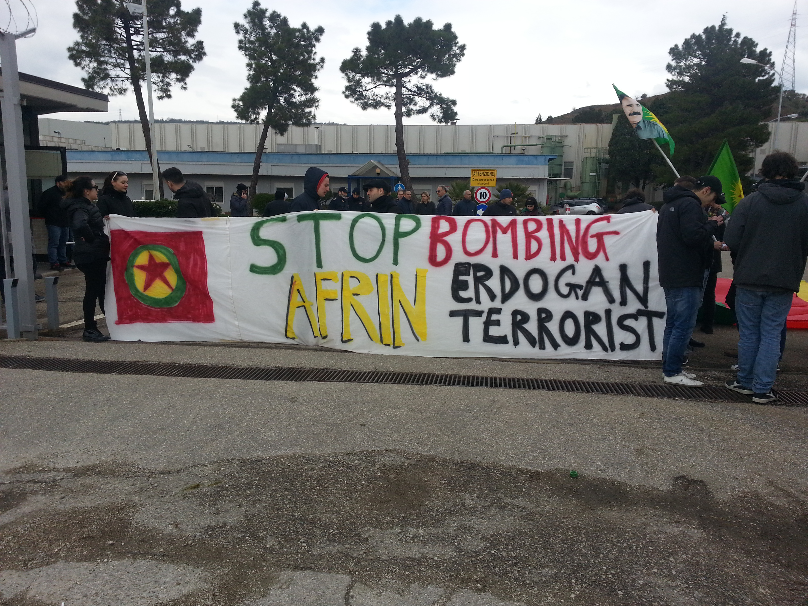 Benevento| L@P e Insurgencia, Leonardo occupata in nome del Kurdistan