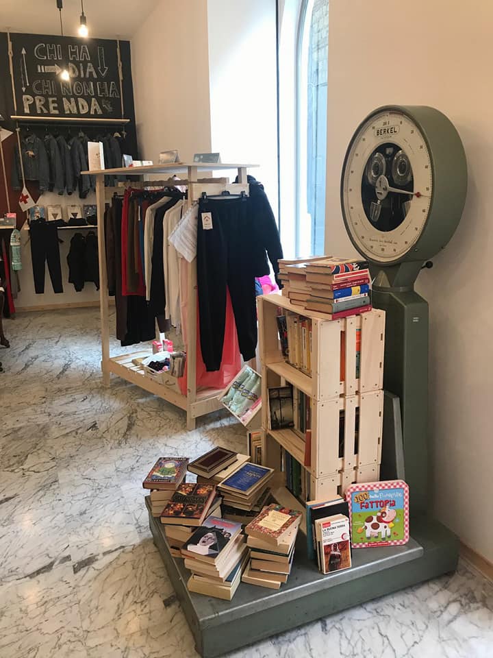 Benevento| Al Charity Shop si distribuiscono vestiti ai piu’ bisognosi