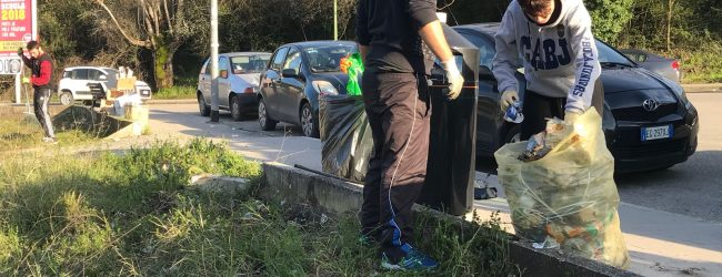 Benevento| I militanti di Casapound ripuliscono i giardini del “Rummo”