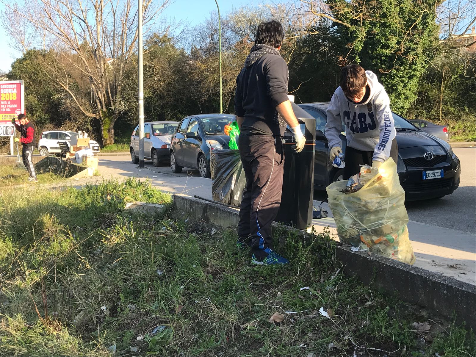 Benevento| I militanti di Casapound ripuliscono i giardini del “Rummo”