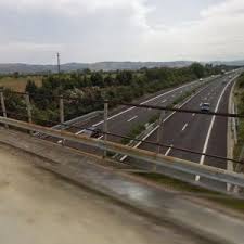 Minori a volto coperto lanciano sassi da cavalcavia