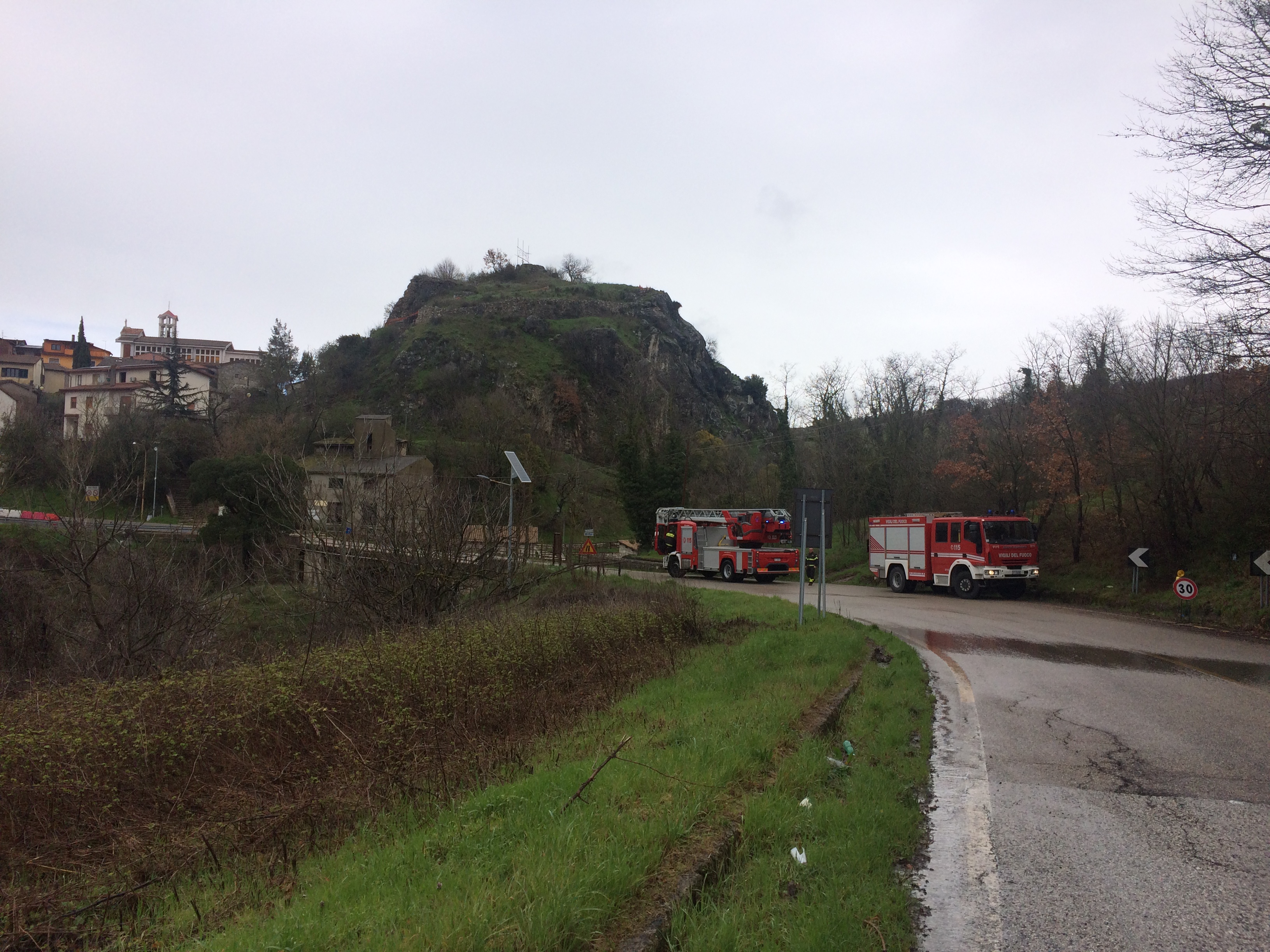 Reino| Frana sul ponte: intervento dei Vigili del Fuoco per albero pericolante