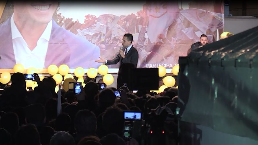 Bagno di folla per Di Maio: “la priorità è risolvere problemi degli italiani”