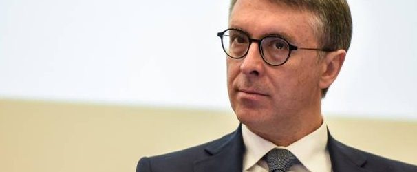 Avvocatessa beneventana si finge sorella del Magistrato Cantone: denunciata